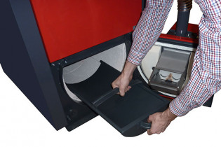 Ukázka vybírání popela pomocí popelníku